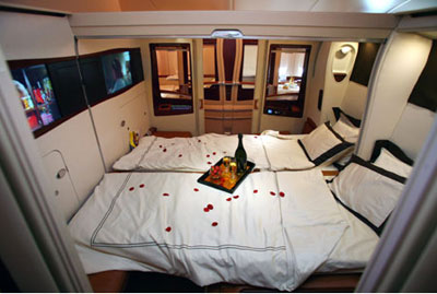 imagine só voar nesta cama de casal da primeira classe da Emirates do A380!